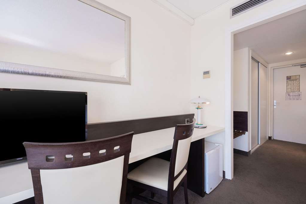 The Originals City, Hotel Galaxie, Nice Aeroport Saint-Laurent-du-Var Room photo